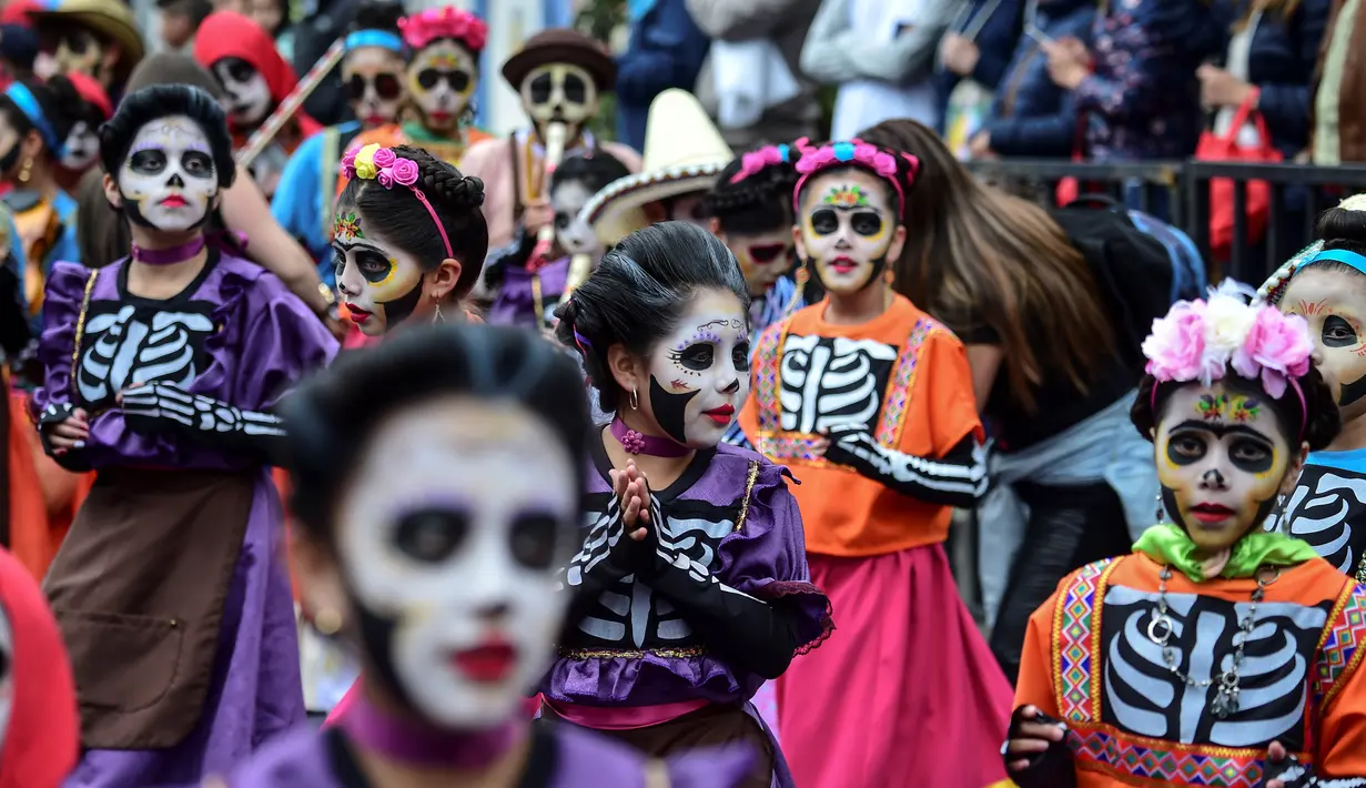 Sejumlah bocah berpartisipasi dalam parade anak-anak "Carnavalito" selama Karnaval Hitam dan Putih di Pasto, Kolombia, Rabu (2/1). Warga keluar ke jalan dan mewarnai diri mereka dengan warna hitam dan kosmetik untuk tujuan perayaan ini. (Juan BARRETO/AFP)