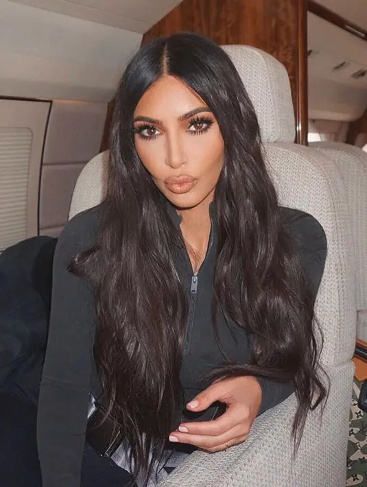 Tak hanya itu, salah satu warna lpstick di KKW Beauty pun diberi nama Kiki. (instagram/kimkardashian)