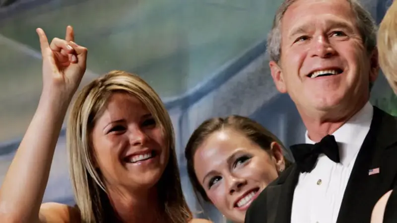 Presiden Amerika Serikat yang ke-43, George Walker Bush, bersama putrinya. (AP Photo/Pablo Martinez Monsivais)