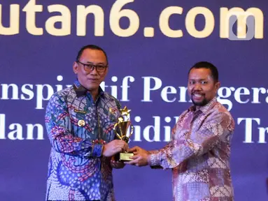 Chief Content Officer (COO) KapanLagi Youniverse, Wens Manggut  (kanan) memberikan plakat kepada Wali Kota Cilegon Helldy Agustian dalam penghargaan bertajuk Cita & Cipta 2024 di Shangrila Hotel, Jakarta, pada Rabu malam (31/7/2024). Helldy Agustian mendapatkan penghargaan dari Liputan6.com, sebagai Tokoh Inspiratif Penggerak Kemajuan SDM dan Pendidikan Transformatif. (Liputan6.com/Herman Zakharia)