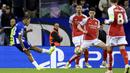 Pemain FC Porto, Wenderson Galeno (kiri) melesatkan bola untuk mencetak gol ke gawang Arsenal dari luar kotak penalti pada laga leg pertama 16 besar Liga Champions 2023/2024 di Dragao stadium, Porto, Portugal, Kamis (22/02/2024) dini hari WIB. (AP Photo/Luis Vieira)
