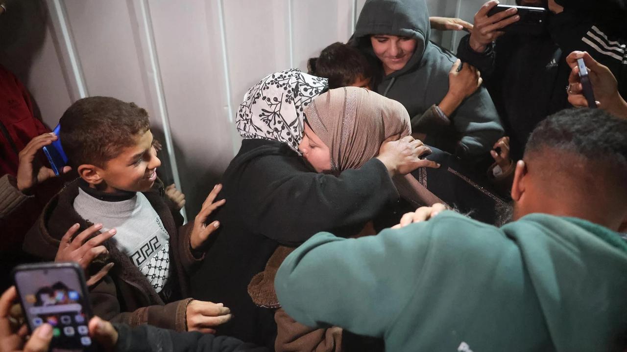 FOTO: Pelukan Haru Menyatukan Kembali Warga Gaza yang Terpisah Bertahun Tahun Akibat Serangan Israel