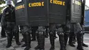 Pasukan polisi anti huru hara dikerahkan untuk membubarkan aksi pekerja kereta bawah tanah dan anggota MTST (Gerakan Pekerja Tunawisma) di Sao Paulo, Brasil, (9/6/2014). (AFP PHOTO/NELSON Almeida)