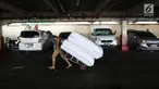 Pekerja membawa barang dagangan parkir Blok F Tanah Abang, Jakarta Pusat, Selasa (24/4). Tempat tersebut akan menjadi lokasi sementara pedagang Blok G Pasar Tanah Abang selama masa renovasi. (Liputan6.com/Arya Manggala)