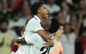 Dua pemain Real Madrid, Rodrygo Goes dan Vinicius Junior, merayakan gol yang berhasil tercipta ke gawang Osasuna di final Copa del Rey 2022/2023, Minggu (7/5/2023) dini hari WIB. Real Madrid menjadi juara setelah menang 2-1 dalam laga tersebut. (AP Photo/Jose Breton)