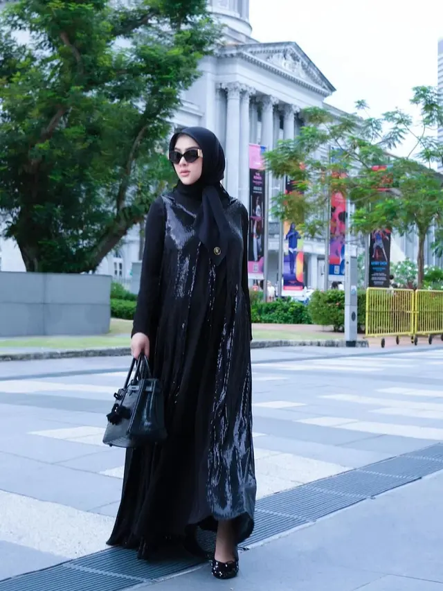 8 Trik Fashion Syahrini Tutupi Baby Bump Sebelum Resmi Umumkan Kehamilan