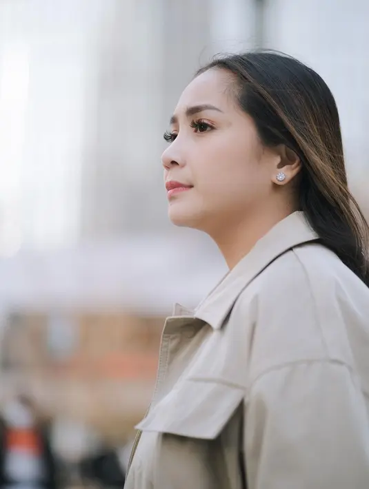 Begitu pula dengan riasannya, Nagita Slavina tampak memoles wajahnya dengan riasan minimalis serta rambut yang dijepit simpel. [Foto: IG/raffinagita1717].