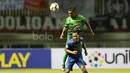 Pemain Persib Bandung, Atep (bawah) berduel dengan pemain PS TNI pada lanjutan Liga 1 2017 di Stadion Pakansari, Bogor, Sabtu (22/4/2017). PS TNI bermain imbang 2-2. (Bola.com/Nicklas Hanoatubun)