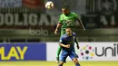 Pemain Persib Bandung, Atep (bawah) berduel dengan pemain PS TNI pada lanjutan Liga 1 2017 di Stadion Pakansari, Bogor, Sabtu (22/4/2017). PS TNI bermain imbang 2-2. (Bola.com/Nicklas Hanoatubun)