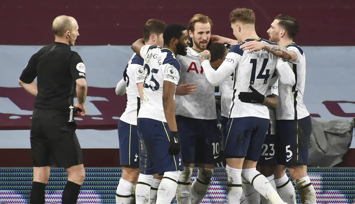 Para pemain Tottenham Hotspur merayakan gol kedua ke gawang Aston Villa yang dicetak striker Harry Kane (tengah) dalam laga lanjutan Liga Inggris 2020/2021 pekan ke-29 di Villa Park, Minggu (21/3/2021). Tottenham menang 2-0 atas Aston Villa. (AP/Tim Keeton/Pool)
