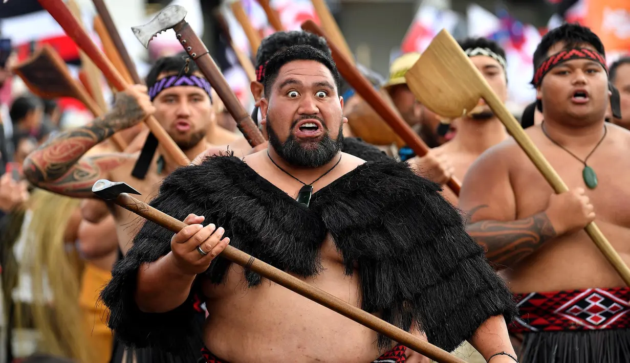 Untuk diketahui, Suku Maori merupakan suku pertama yang menghuni di Selandia Baru. Dan Haka merupakan tarian tradisional yang dilakukan oleh suku Maori kuno. (Sanka Vidanagama/AFP)
