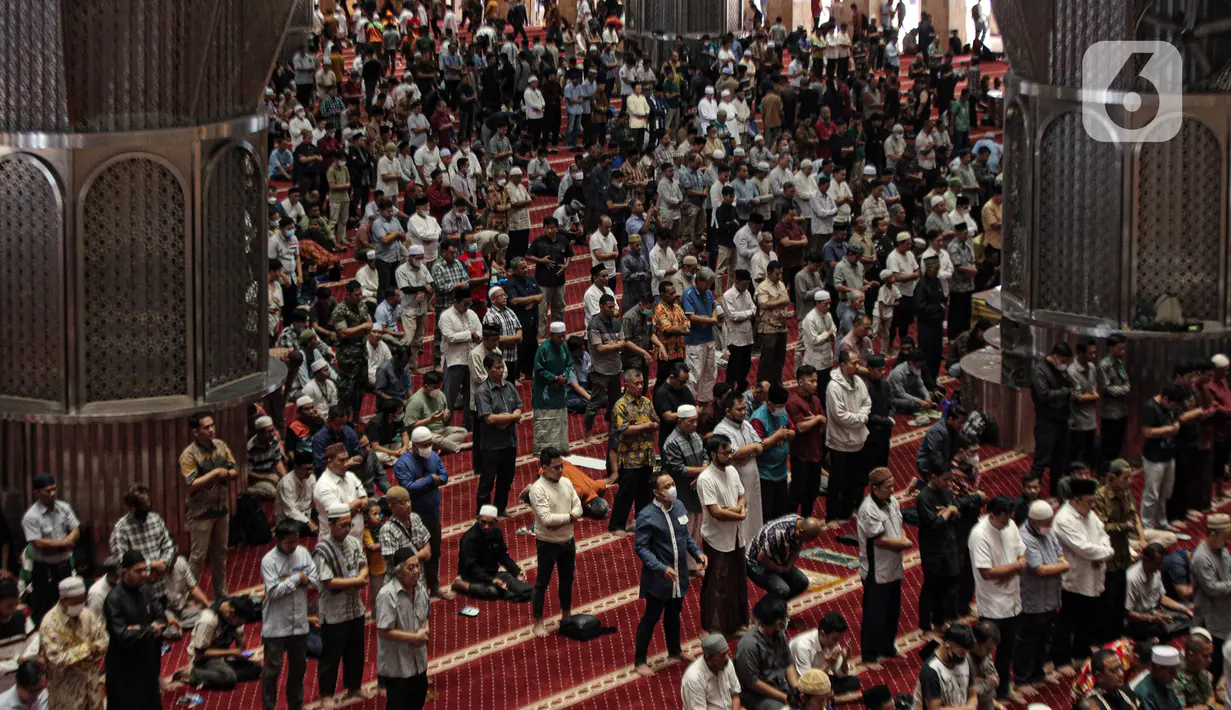 Sejumlah jemaah melaksanakan salat gaib di Masjid Istiqlal, Jakarta, Jumat (10/2/2023). Salat gaib tersebut dilakukan untuk mendoakan para korban gempa di Turki dan Suriah. (Liputan6.com/Faizal Fanani)