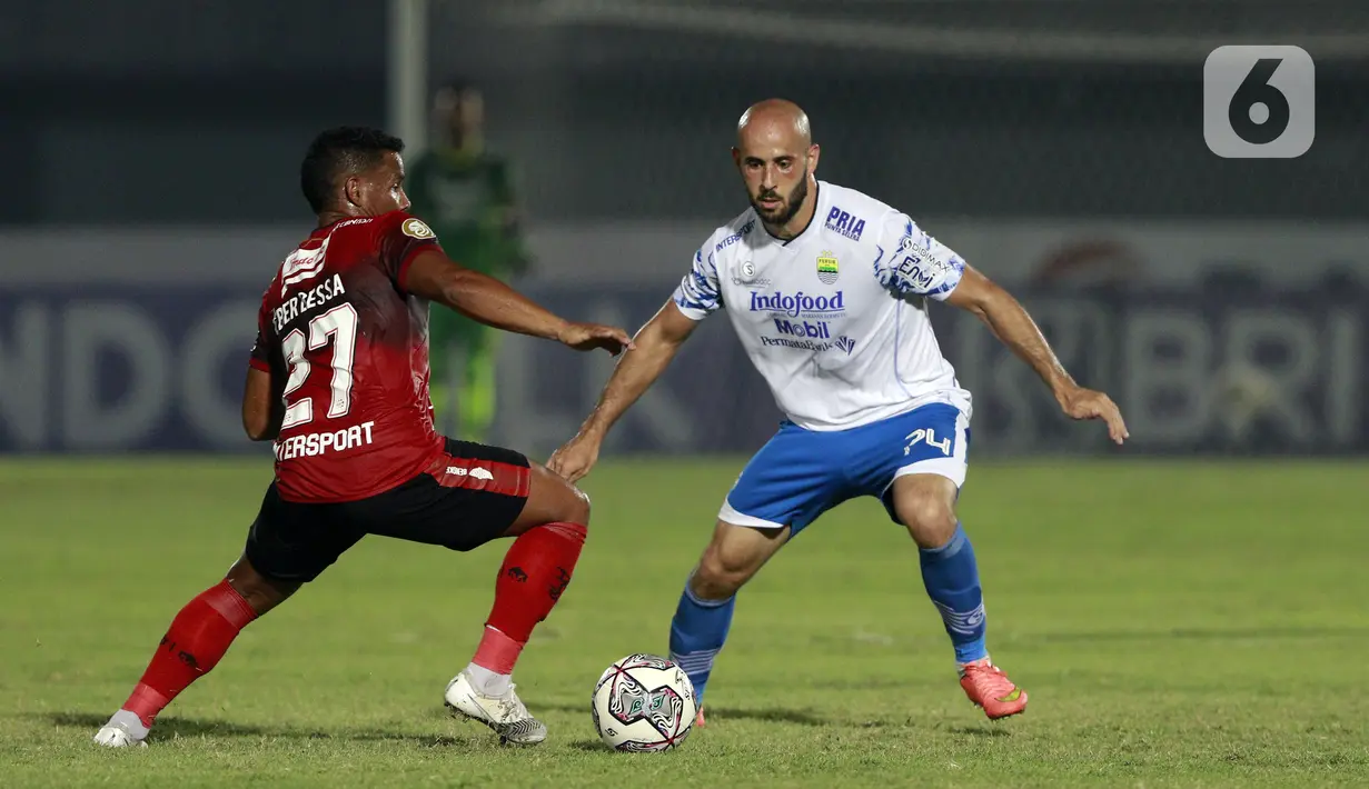 Pemain Persib Bandung Mohammed Bassim Rashid (kanan) berusaha menghadang pemain Bali Unted Eber Bessa pada laga BRI Liga 1 di Stadion Indomilk Arena, Tangerang, Sabtu (18/9/2021). Persib Bandung ditahan imbang 10 pemain Bali United dengan skor 2-2. (Bola.com/M. Iqbal Ichsan)