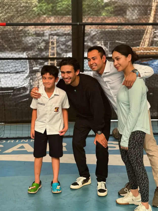 6 Potret Nathan Tjoe-A-On di Rumah Raffi Ahmad, Main Futsal hingga Coba Nasi Liwet