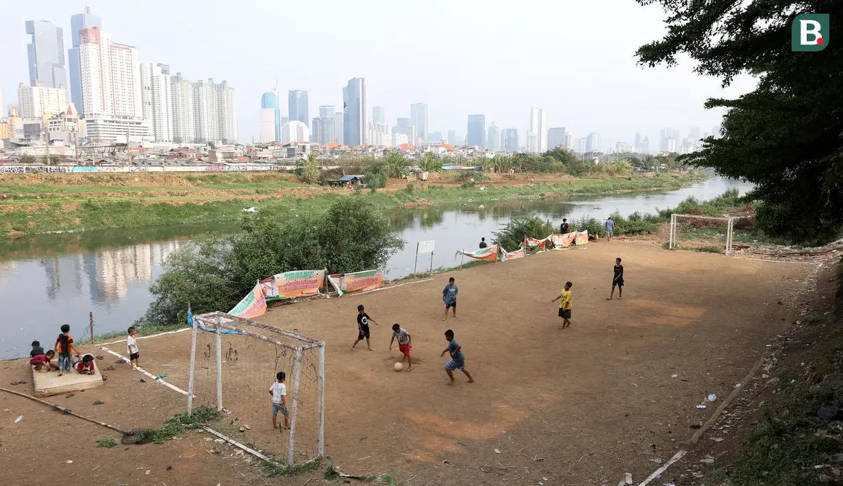 Berdasarkan data Dinas Pertamanan dan Hutan Kota DKI Jakarta sesuai dalam laman informasi Jakartasatu.jakarta.go.id, cakupan RTH di Jakarta hanya seluas 33,33 kilometer persegi. Luasan tersebut hanya mencakup 5,18 persen dari luas Jakarta yang mencapai 664,01 kilometer persegi. (Bola.com/M Iqbal Ichsan)
