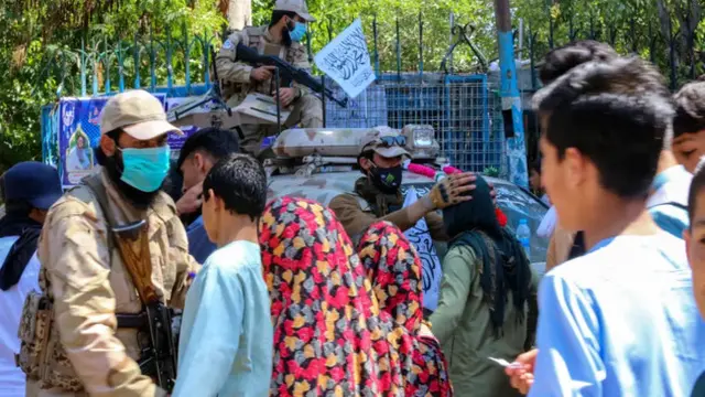 Petugas keamanan Taliban menggeledah jemaah Muslim saat mereka tiba untuk salat Idul Fitri, yang menandai akhir bulan puasa Ramadhan, di Jalalabad pada Jumat, 21 April 2023. (AFP)