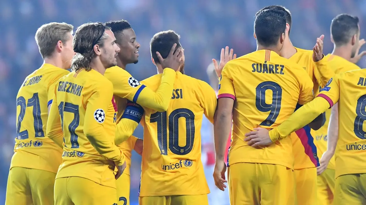 Para pemain Barcelona merayakan gol Lionel Messi (JOE KLAMAR / AFP)
