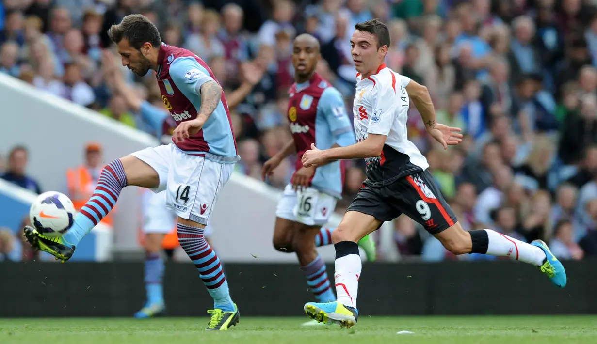 Striker Liverpool, Iago Aspas (kanan) berusaha merebut bola yang dikuasai bek Aston Villa, Antonio Luna pada laga Liga Inggris 2013/2014 di Villa Park, Birmingham (24/8/2013). Iago Aspas didatangkan Liverpool pada awal musim 2013/2014 dari Celta Vigo dengan nilai transfer sebesar 10,8 juta euro atau kini setara Rp176 miliar. Pada awal musim 2015/2016 ia dilepas permanen ke Sevilla dengan nilai transfer 6 juta euro setelah semusim berstatus pinjaman. Sejak 2015/2016 ia kembali ke Celta Vigo hingga kini. (AFP/Olly Greenwood)