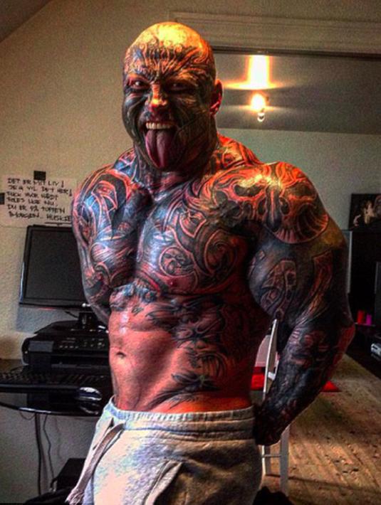 Sejak tahun 2013, Jens Dalsgaard melakukan latihan kebugaran yang lebih serius dari sebelumnya. Pria berusia 31 tahun  itu juga makan dengan porsi besar 9 kali perhari demi membentuk tubuh besar dan kekar. (dailymail.co.uk)