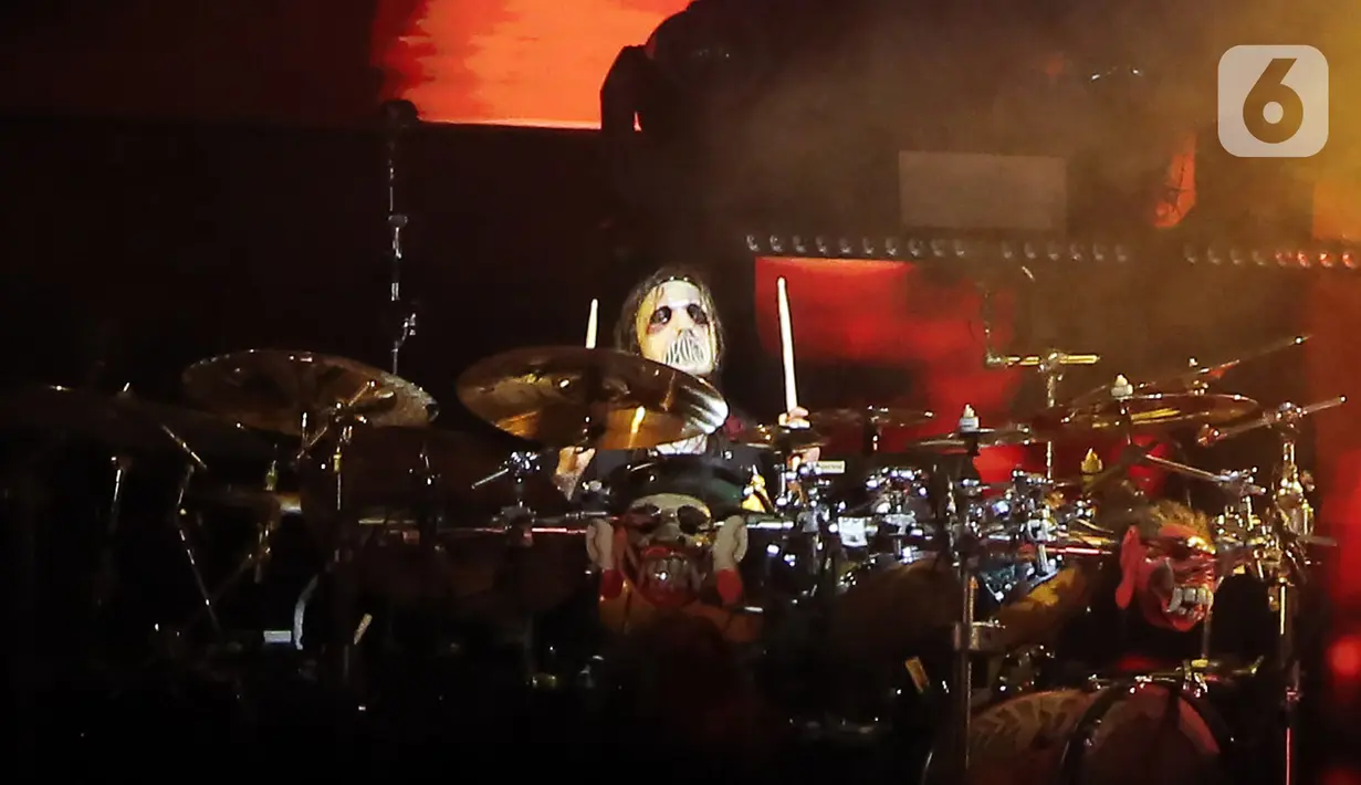 Slipknot membuka penampilan mereka di Hammersonic 2023 lewat lagu Disasterpiece, Wait and Bleed dan All Out Life. (Fimela.com/Bambang E. Ros)