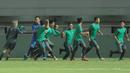 Pemain Timnas Indonesia U-23 berlari menghindari kejaran asisten pelatih  saat latihan di Stadion Pakansari, Bogor, (26/4/2018). Indonesia akan melawan Bahrain pada laga perdana PSSI Anniversarry Cup 2018 . (Bola.com/Nick Hanoatubun)