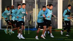 Para pemain Villarreal mengambil bagian dalam sesi latihan di Ciudad deportiva Villarreal di Vila-Real menjelang laga Liga Champions, Senin (1/11/2021). Villarreal akan menjamu Young Boys pada matchday 4 Grup F Liga Champions 2021/22, Rabu (3/11) WIB di Estadio de la Ceramica (JOSE JORDAN / AFP)