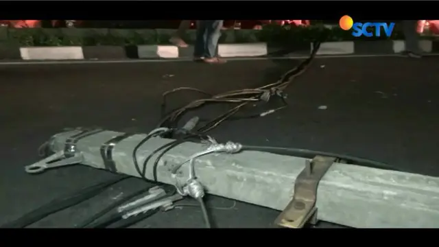 Tiang Listrik Roboh Hantam 2 Pengendara Motor, 1 Orang Kritis