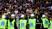 Suporter Juventus menunggu pertandingan dimulai setelah kick-off ditunda karena "keselamatan publik" selama pertandingan Serie A Italia antara Torino dan Juventus FC di Stadion Olimpiade Grande Torino di Turin pada 24 Mei 2026. (MARCO BERTORELLO/AFP)