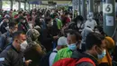 Kepadatan calon penumpang yang akan memasuki peron Stasiun Pasar Senen di Jakarta, Jumat (8/7/2022). Dua hari menjelang Idul adha 2022, jumlah penumpang kereta api jarak jauh meningkat dua kali lipat di Stasiun Pasar Senen dengan jumlah 14.470 penumpang dari 24 jadwal keberangkatan KA. (Liputan6.com/Herman Zakharia)