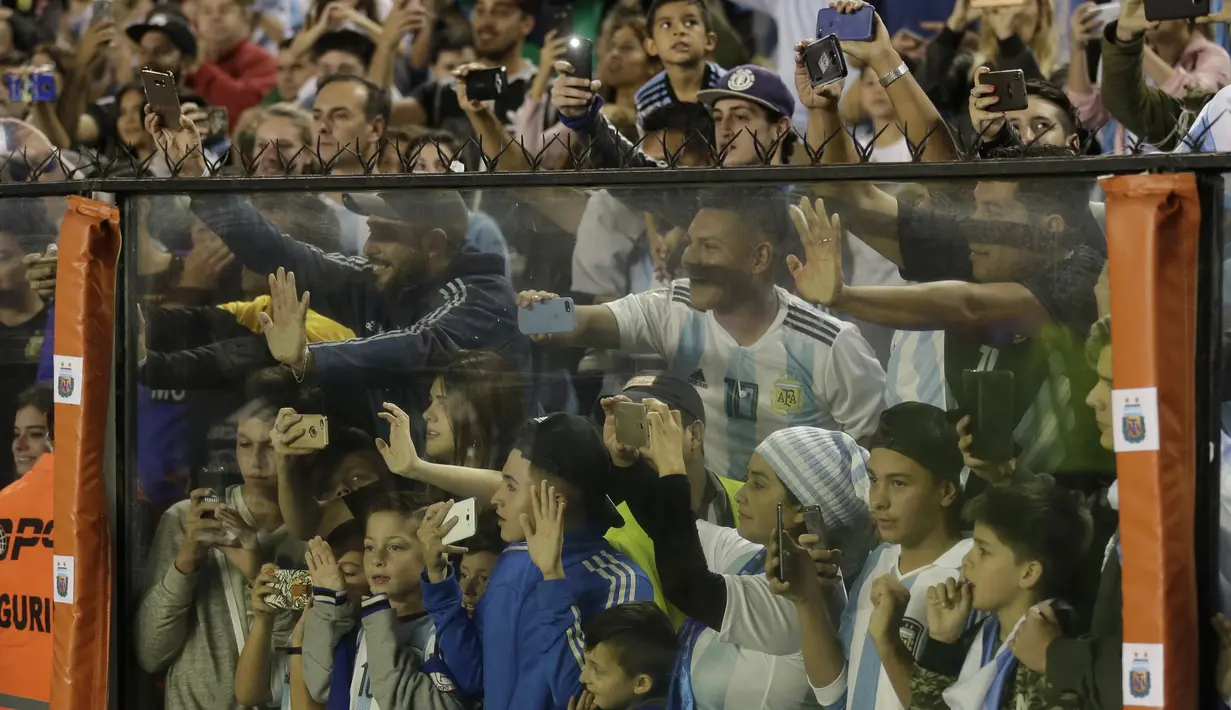 Antusias suporter Argentina menyaksikan timnya melawan Haiti pada laga uji coba di Buenos Aires, Argentina, (29/5/2018). Argentina menang 4-0. (AP/Victor R. Caivano)