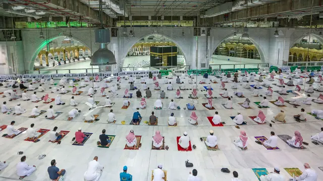 Dibuka Kembali, Begini Suasana Salat Berjamaah di Masjidil Haram