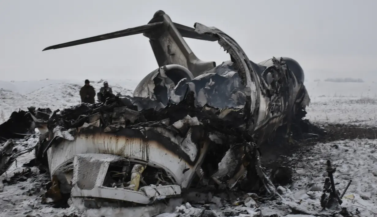 Pesawat militer AS yang jatuh terlihat di provinsi Ghazni, Afghanistan (27/1/2020). Pesawat jet militer AS itu jatuh di wilayah pegunungan di Afghanistan timur yang merupakan salah satu wilayah kekuasaan kelompok Taliban. (AP Photo/Saifullah Maftoon)