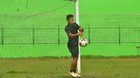 Antoni Putro Nugroho, penyerang sayap Arema Cronus menjajal kemampuan sebagai kiper. (Bola.com/Iwan Setiawan)