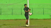 Antoni Putro Nugroho, penyerang sayap Arema Cronus menjajal kemampuan sebagai kiper. (Bola.com/Iwan Setiawan)
