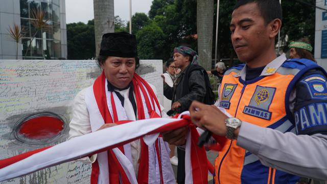 Menyatukan merah putih