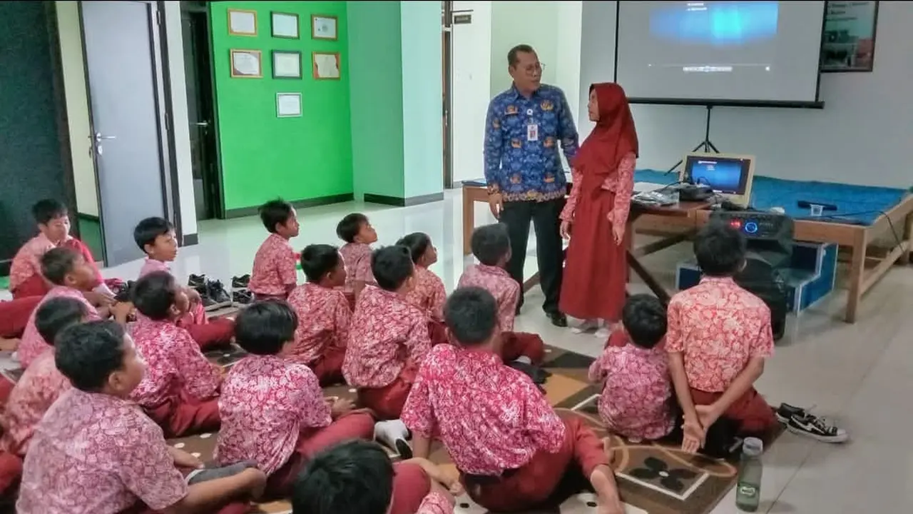 Kusworo berinteraksi dengan Siswa