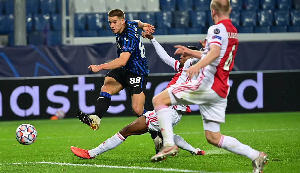 Gelandang Atalanta, Mario Palasic menembak bola saat bertanding melawan Ajax pada pertandingan grup D Liga Champions di Stadion Gewiss di Bergamo, Italia, Selasa (27/10/2020). Atalanta bermain imbang 2-2 atas Ajax. (AFP/Miguel Medina)