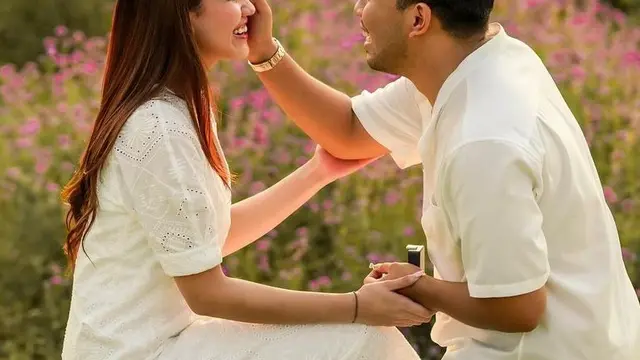 Thariq Halilintar mengusap air mata Aaliyah Massaid pada saat momen lamaran berlangsung. (Instagram.com/@thariqhalilintar)