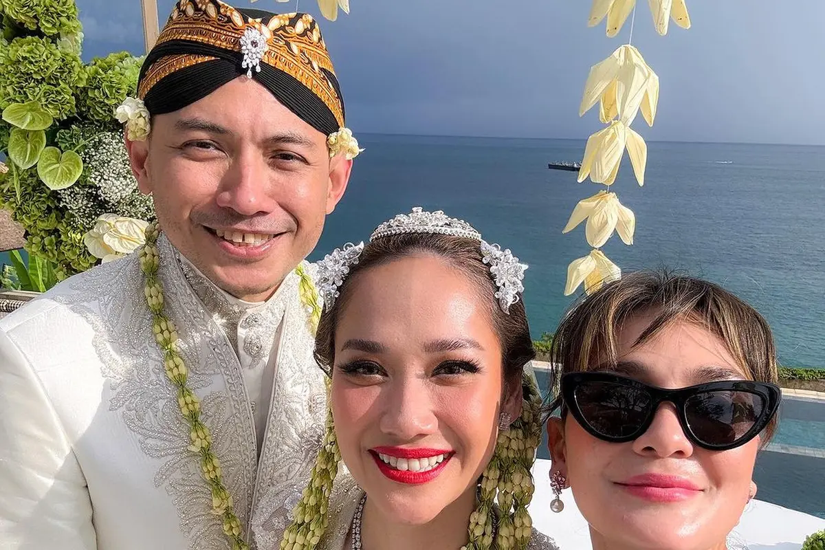 6 Gaya Elegan Luna Maya Dapat Buket Bunga di Pesta Pernikahan BCL dan Tiko Aryawardhana