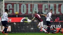 Bek AC Milan, Leonardo Bonucci, mencetak gol ke gawang Crotone pada laga Serie A di Stadion San Siro, Milan, Sabtu (6/1/2018). AC Milan menang 1-0 atas Crotone. (AP/Daniel Dal Zennaro)