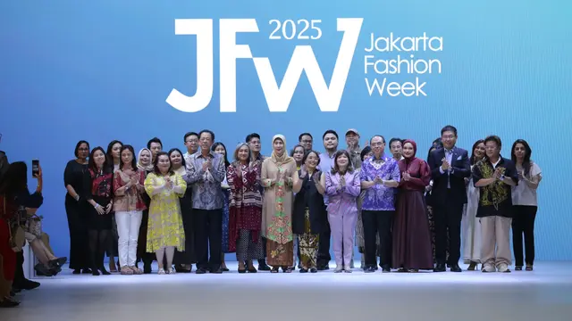 Parade Kain Nusantara di Opening Show Jakarta Fashion Week 2025
