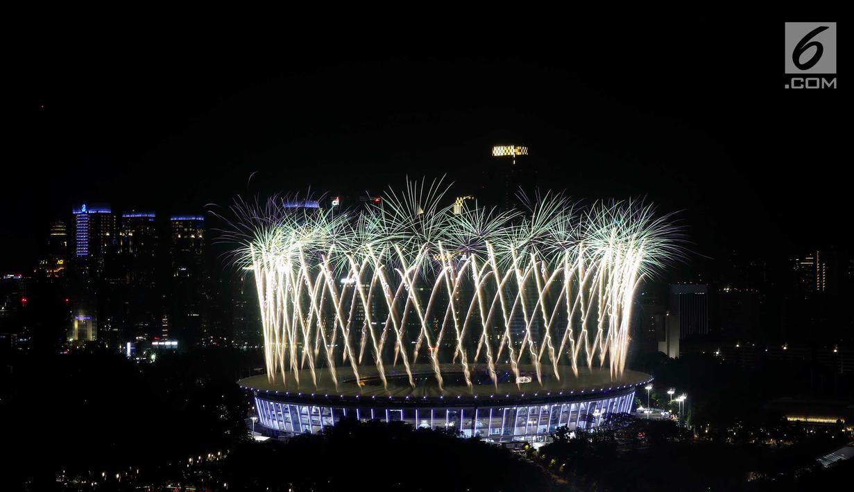Pemandangan menakjubkan saat pesta kembang api dalam pembukaan Asian Games 2018 di Stadion Utama Gelora Bung Karno (SUGBK), Senayan, Jakarta, Sabtu (18/8). (Liputan6.com/JohanTallo)