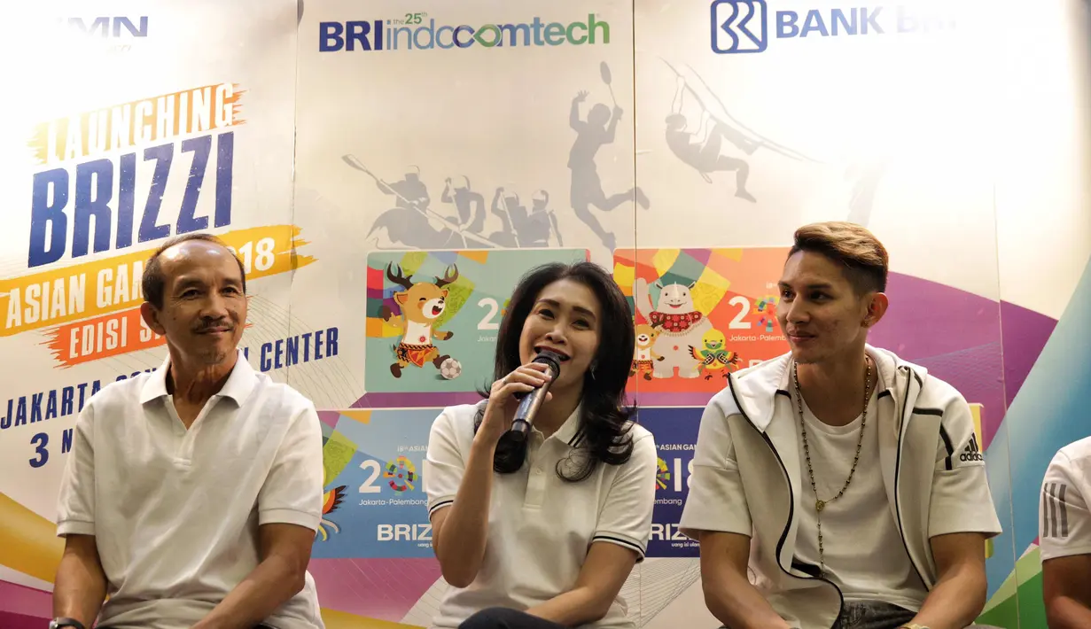Direktur Konsumer BRI Handayani (tengah) bersama para atlet Asian Games 2018 saat meluncurkan kartu Brizzi di Indocomtech, Jakarta, Jumat (3/11). Hingga saat ini, BRI sudah mengeluarkan sekitar 20 ribu kartu khusus Asian Games.(Liputan6.com/Faizal Fanani)