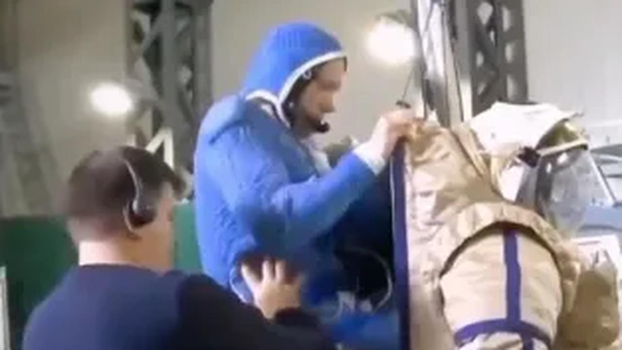 Berdasarkan video tersebut terlihat <i>spacesuit</i> yang ia kenakan ternyata berukuran sangat besar, bahkan melebihi besar dan tinggi sang astronot.