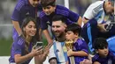 Bintang Argentina, Lionel Messi memilih merayakan kemenangan dengan bercengkrama dengan keluarga yang ikut datang ke stadion, yaitu sang istri Antonella Rocuzzo beserta anak mereka. (AP Photo/Manu Fernandez)