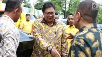 Ketua Umum Partai Golkar, Airlangga Hartarto tiba menghadiri acara Pembekalan Caleg DPR RI Partai Golongan Karya di Jakarta, Rabu (19/12). Pembekalan diadakan dalam rangka persiapan menghadapi Pemilu 2019 mendatang. (Liputan6.com/Immanuel Antonius)