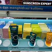 Jajaran produk sunscreen di drug store saat difoto pada 16 Oktober 2026. (Liputan6.com/Asnida Riani)