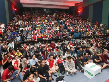 Fans yang tergabung dalam Arsenal Indonesia Supporter (AIS) tumpah ruah saat acara Roaring Night Arsenal vs Everton di Bulungan Theatre Building, Jakarta, Minggu (19/5/2024). (Bola.com/M Iqbal Ichsan)