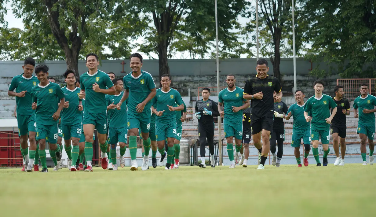 Skuat Persebaya Surabaya melakukan sesi latihan di Stadion Gelora 10 November, Surabaya, Selasa (15/6/2021). Pada kali ini latihan tim Bajul Ijo tanpa didampingi pelatih Aji Santoso dan asisten Bejo Sugiantoro. (Foto: Dokumentasi Persebaya)