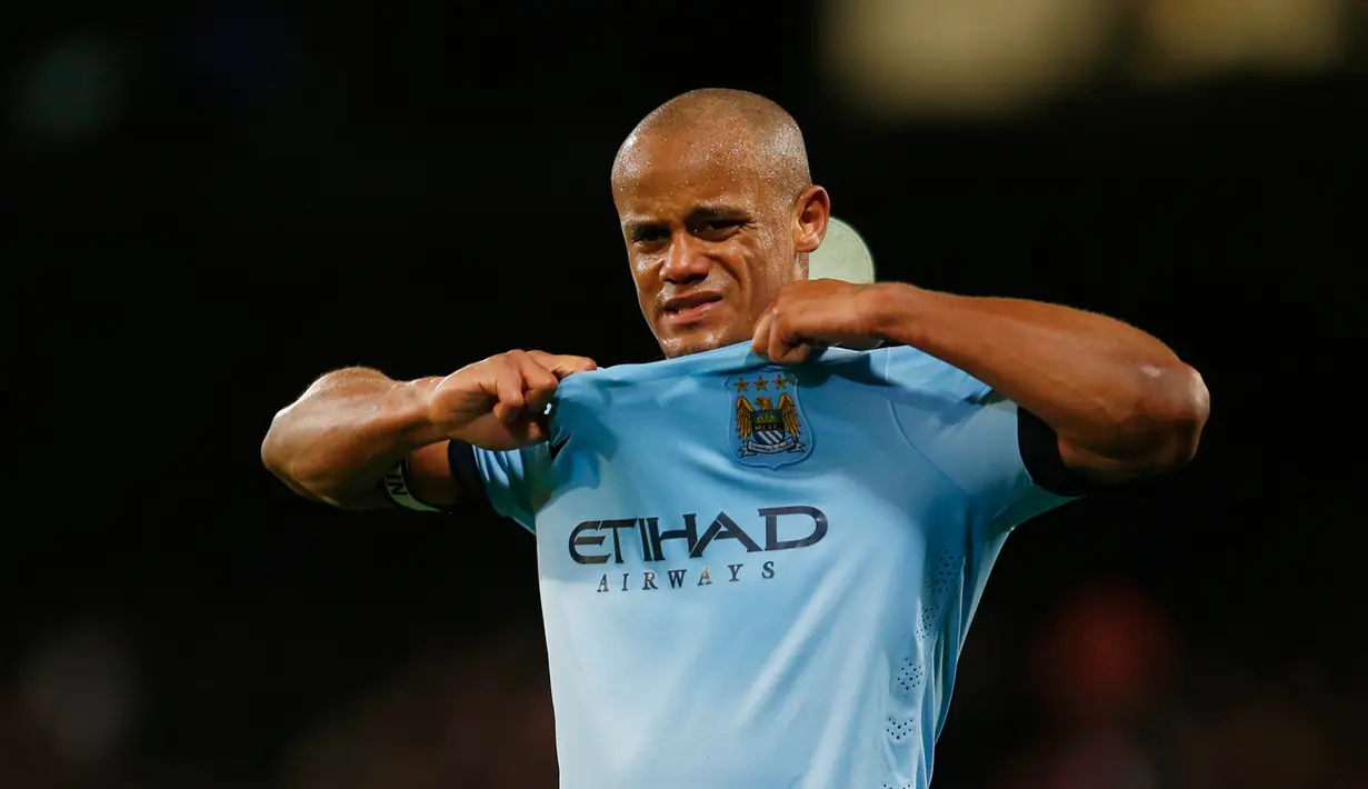 Bek Manchester City, Vincent Kompany tampak terlihat sedih usai timnya dikalahakan Crystal Palace saat Laga Liga Premier Inggris di Selhurst Park Stadium, Inggris ( 6/4/2015). Crystal Palace menang 2-1 atas Manchester City. (Reuters/John Sibley)